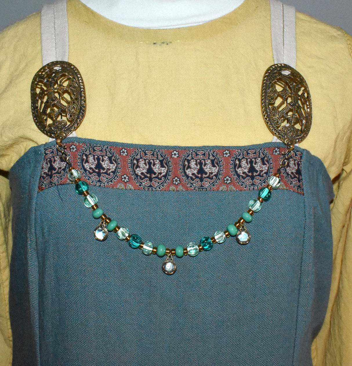 Tragebild am Wikingerkleid der Wikinger Fibelkette mit Kugel-Anhängern aus Bronze von Belanas Schatzkiste