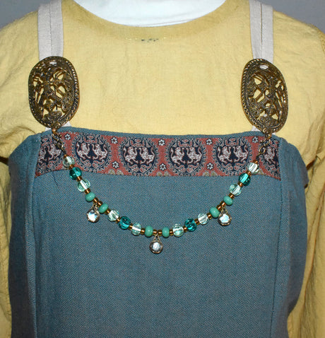 Tragebild am Wikingerkleid der Wikinger Fibelkette mit Kugel-Anhängern aus Bronze von Belanas Schatzkiste