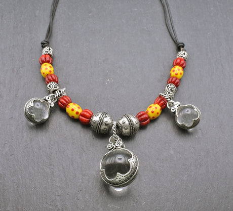 Handgefertigte Gotland Kette mit roten und gelben Glasperlen sowie drei versilberten Anhängern nach historischem Fund aus Domerarve auf Gotland.
