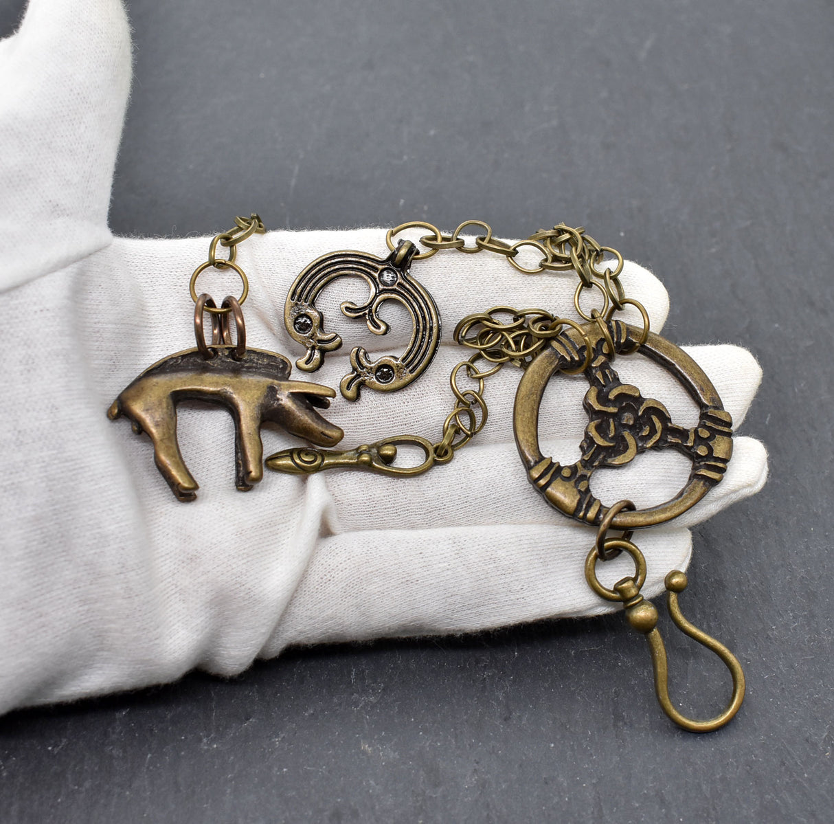 Gürtelgehänge für die Keltin mit Lunula und Eber - historisches Gebamsel