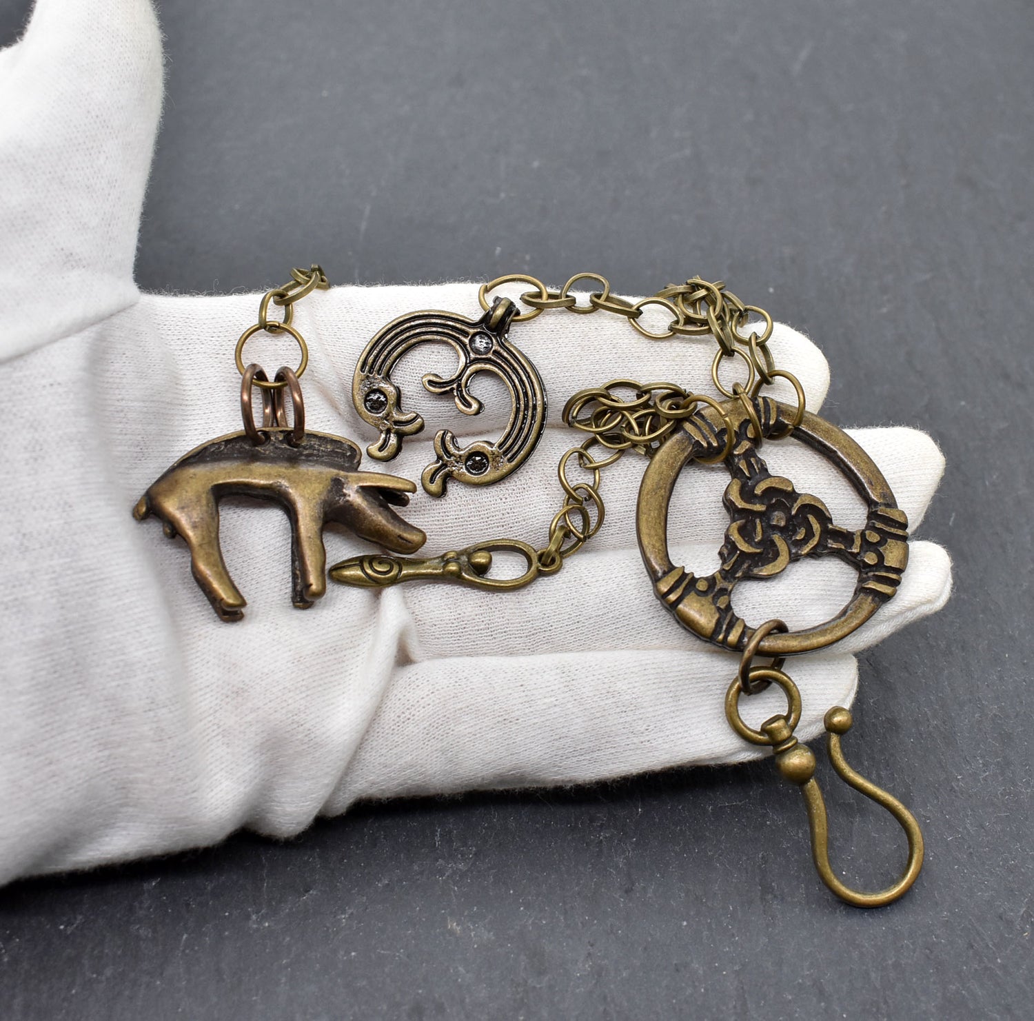 Gürtelgehänge für die Keltin mit Lunula und Eber - historisches Gebamsel