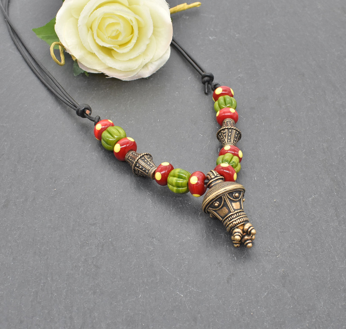 Germanische Berlock Kette mit Glasperlen – Historischer Bronze Anhänger aus der römischen Kaiserzeit