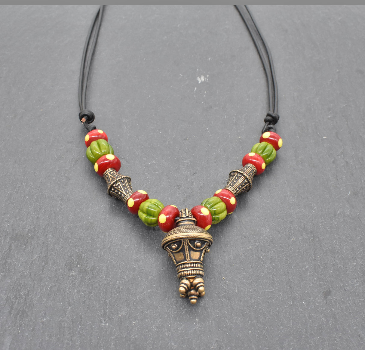 Germanische Berlock Kette mit Glasperlen – Historischer Bronze Anhänger aus der römischen Kaiserzeit