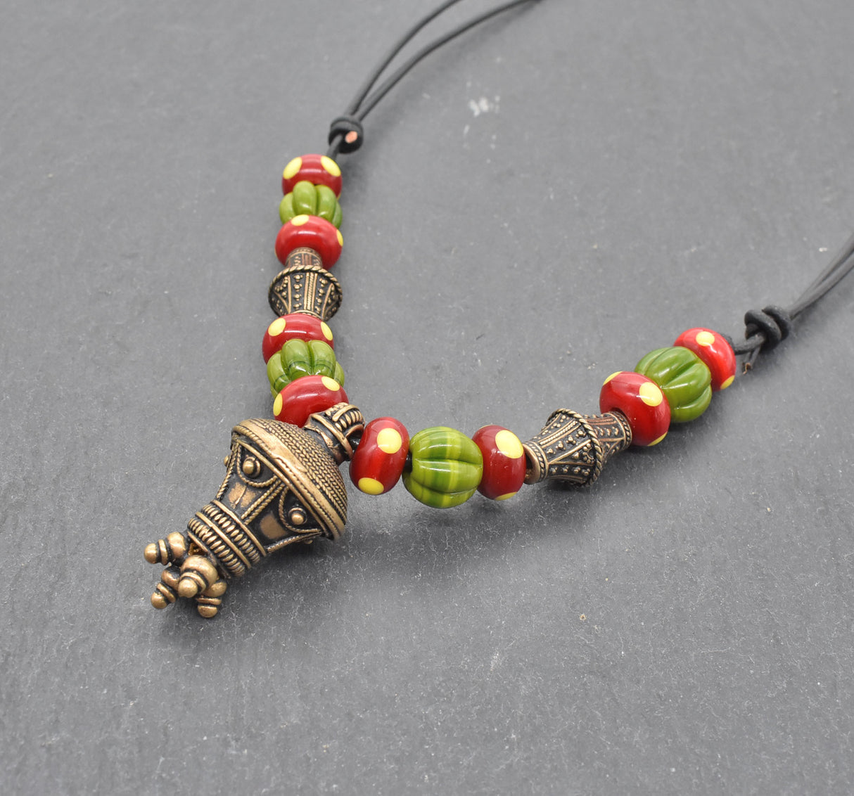 Germanische Berlock Kette mit Glasperlen – Historischer Bronze Anhänger aus der römischen Kaiserzeit