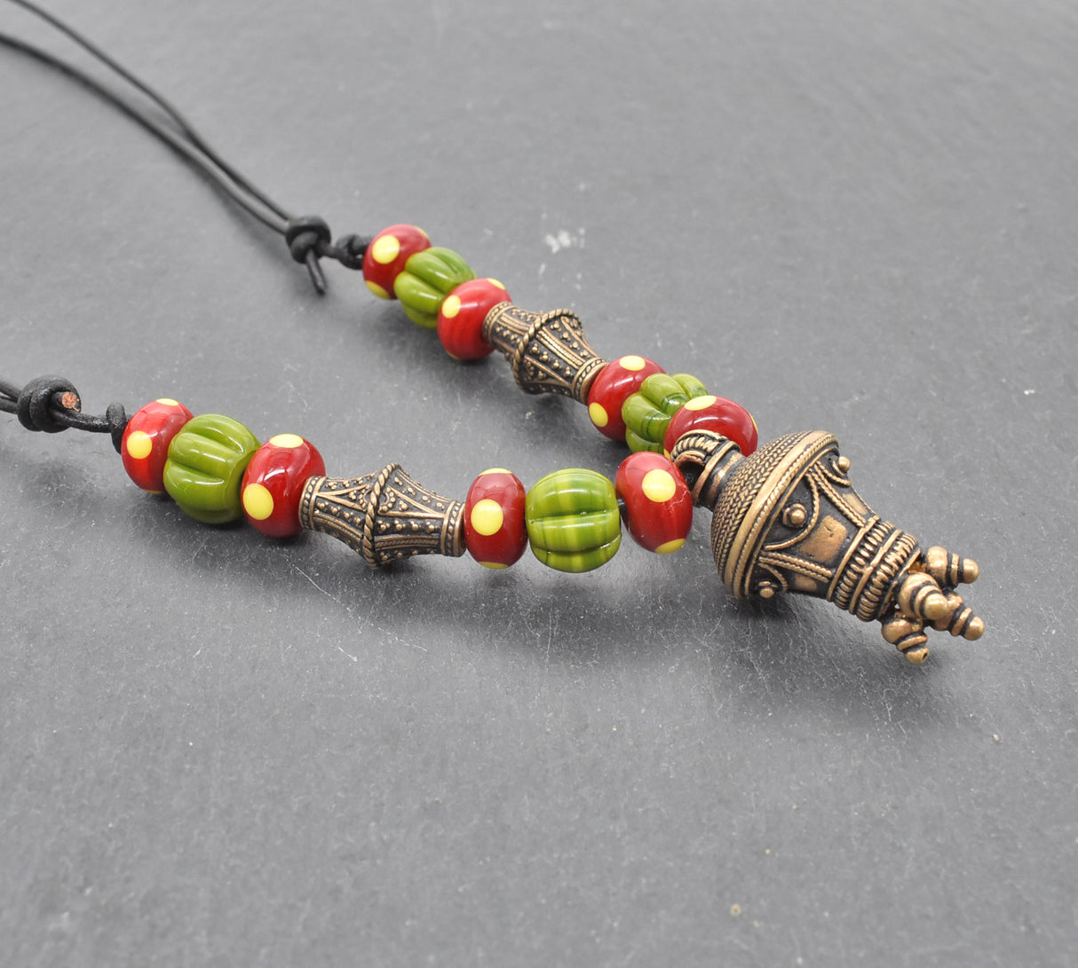 Germanische Berlock Kette mit Glasperlen – Historischer Bronze Anhänger aus der römischen Kaiserzeit