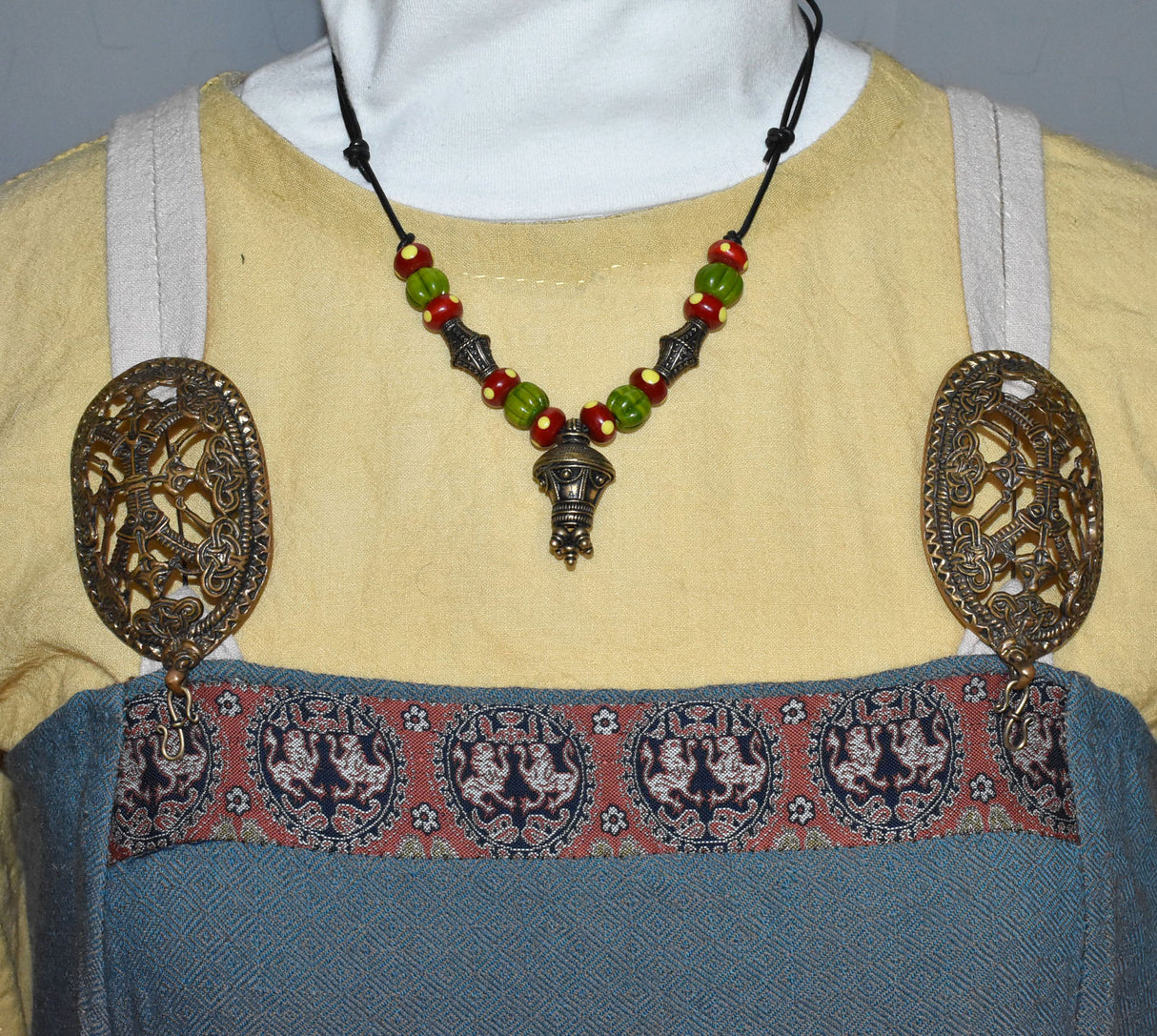 Tragebild am Wikingerkleid der Germanische Berlock Kette mit Glasperlen – Historischer Bronze Anhänger aus der römischen Kaiserzeit