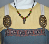 Tragebild am Wikingerkleid der Germanische Berlock Kette mit Glasperlen – Historischer Bronze Anhänger aus der römischen Kaiserzeit