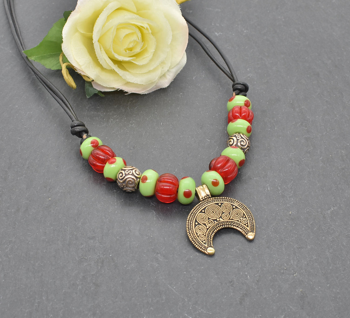 Historische Lunula Halskette VENUS aus Bronze mit handgefertigten roten und grünen Glasperlen. Perfekt für Mittelalter, Reenactment und LARP. Verstellbares Lederband, authentischer römischer Schmuck.