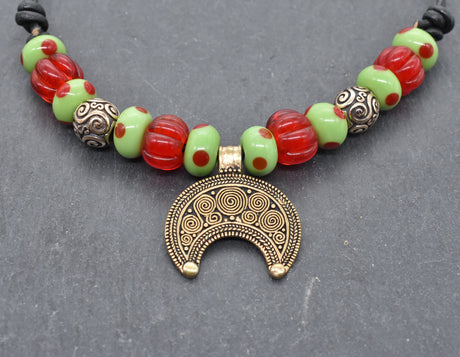 Historische Lunula Halskette VENUS aus Bronze mit handgefertigten roten und grünen Glasperlen. Perfekt für Mittelalter, Reenactment und LARP. Verstellbares Lederband, authentischer römischer Schmuck.