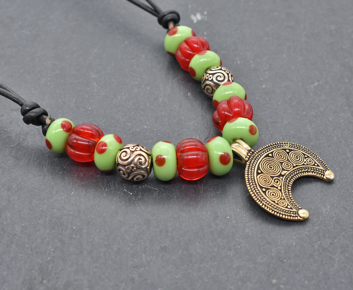 Historische Lunula Halskette VENUS aus Bronze mit handgefertigten roten und grünen Glasperlen. Perfekt für Mittelalter, Reenactment und LARP. Verstellbares Lederband, authentischer römischer Schmuck.