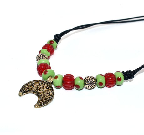 Historische Lunula Halskette VENUS aus Bronze mit handgefertigten roten und grünen Glasperlen. Perfekt für Mittelalter, Reenactment und LARP. Verstellbares Lederband, authentischer römischer Schmuck.