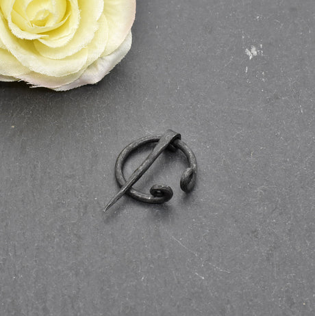 Handgeschmiedete Wikinger Hufeisenfibel aus Eisen. Kleine Gewandnadel für Wadenwickel, Tunika oder Umhang – ideal für Reenactment und LARP.