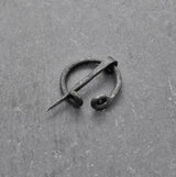 Handgeschmiedete Wikinger Hufeisenfibel aus Eisen. Kleine Gewandnadel für Wadenwickel, Tunika oder Umhang – ideal für Reenactment und LARP.