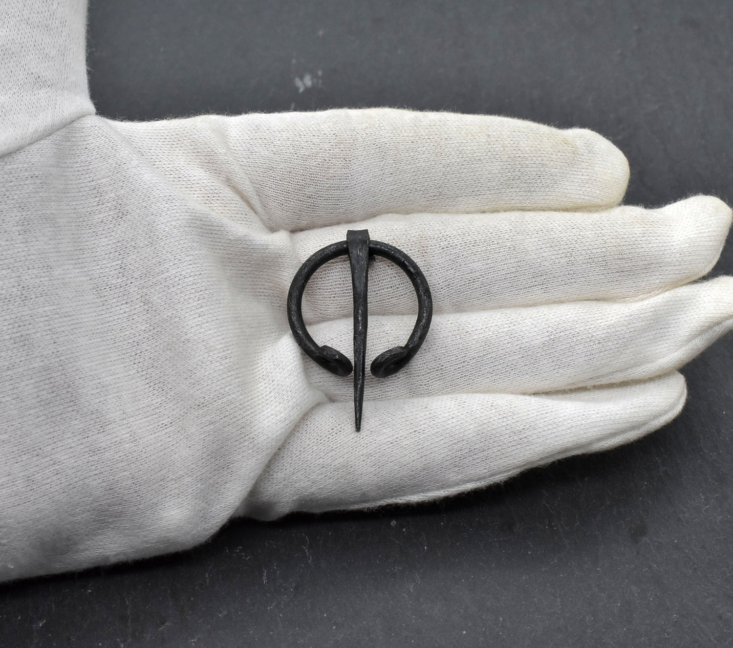 Handgeschmiedete Wikinger Hufeisenfibel aus Eisen. Kleine Gewandnadel für Wadenwickel, Tunika oder Umhang – ideal für Reenactment und LARP.