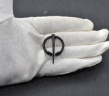Handgeschmiedete Wikinger Hufeisenfibel aus Eisen. Kleine Gewandnadel für Wadenwickel, Tunika oder Umhang – ideal für Reenactment und LARP.