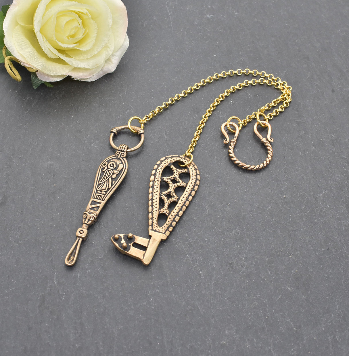 Hygiene-Set für die Wikingerin mit Ohrlöffel und Schlüssel aus Bronze | Authentische Fibelkette für mittelalterliche Gewandung