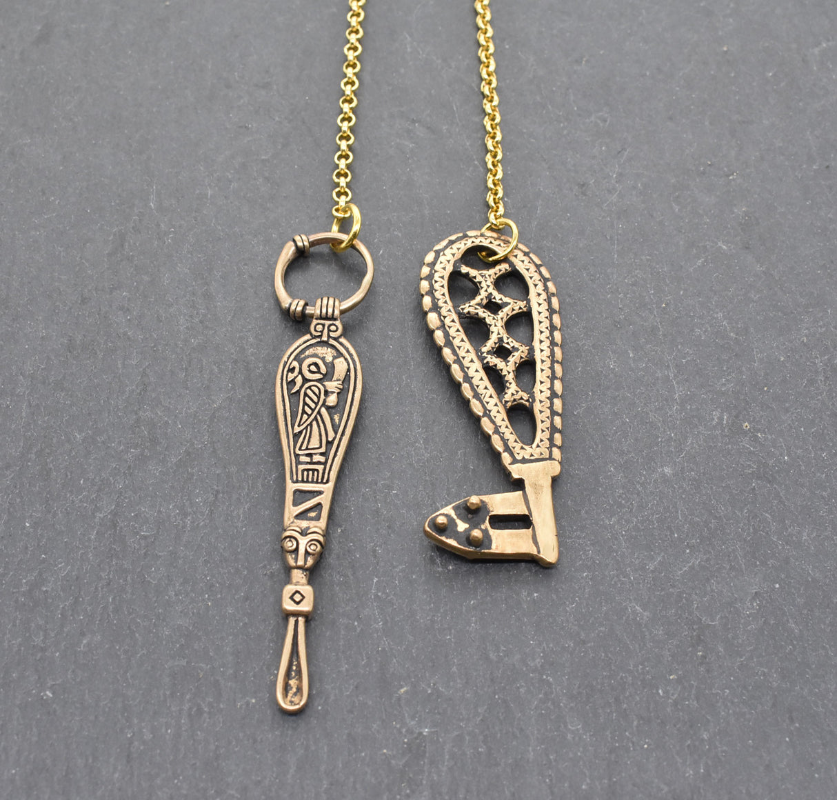 Hygiene-Set für die Wikingerin mit Ohrlöffel und Schlüssel aus Bronze | Authentische Fibelkette für mittelalterliche Gewandung