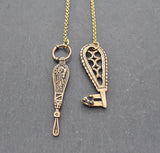 Hygiene-Set für die Wikingerin mit Ohrlöffel und Schlüssel aus Bronze | Authentische Fibelkette für mittelalterliche Gewandung