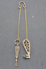 Hygiene-Set für die Wikingerin mit Ohrlöffel und Schlüssel aus Bronze | Authentische Fibelkette für mittelalterliche Gewandung