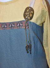 Tragebild am Wikingerkleid des Wikinger Schlüssel & Ohrlöffel aus Bronze – Nordische Fibelkette / Wikinger Hygiene-Set – BELANAS SCHATZKISTE