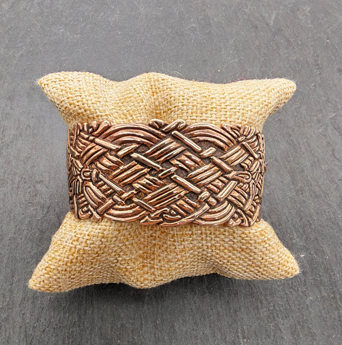 Breiter keltischer Bronze-Armreif mit Flechtmuster