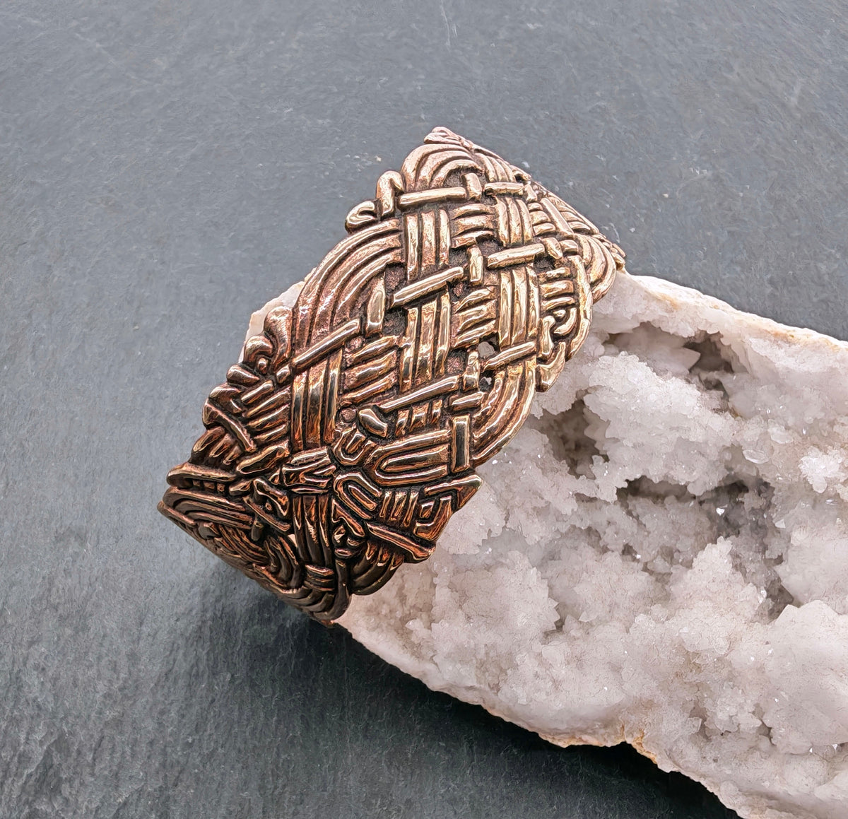 Breiter keltischer Bronze-Armreif mit Flechtmuster