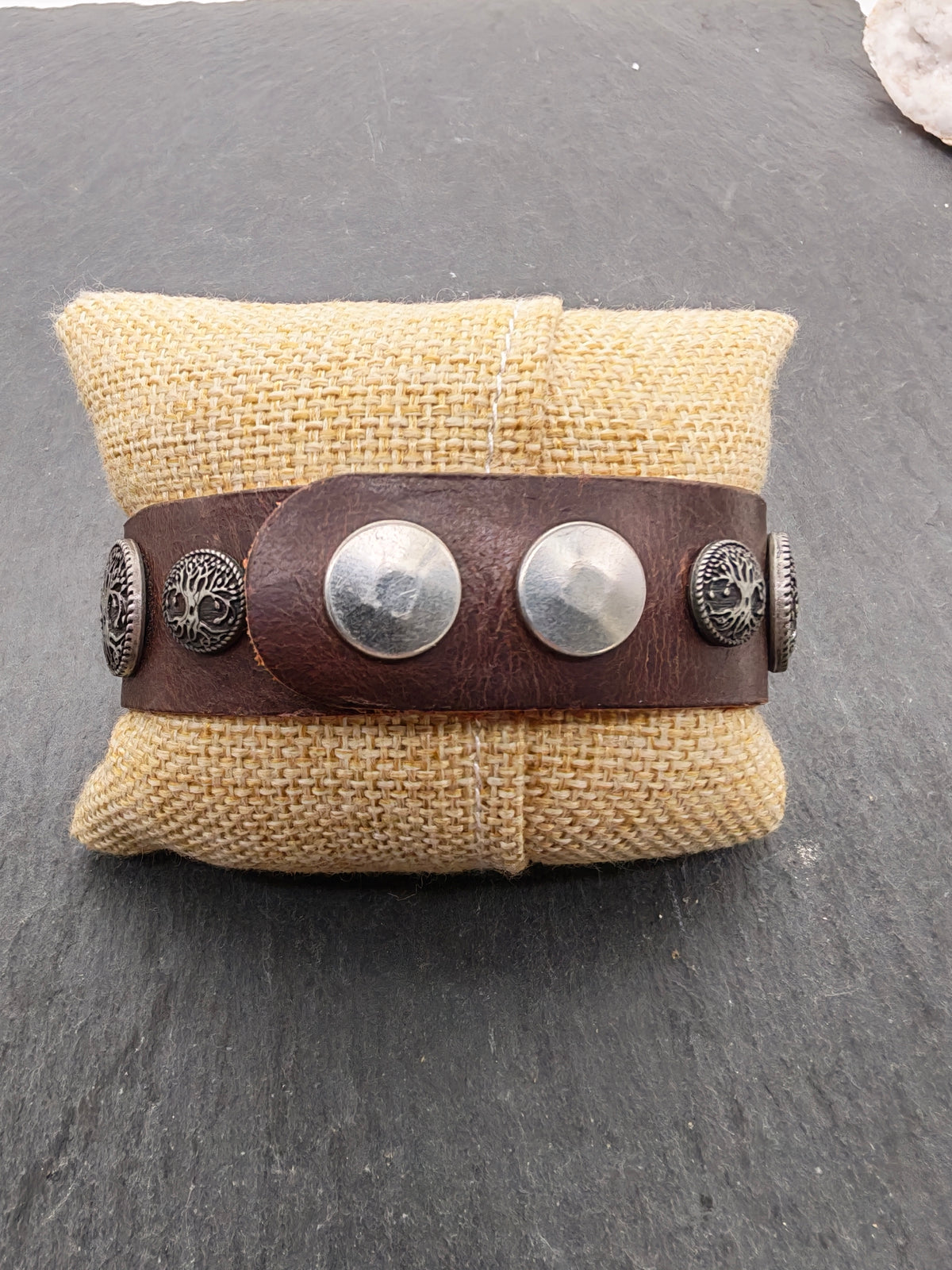 Rückseite des Yggdrasil Lederarmband verstellbar - braun