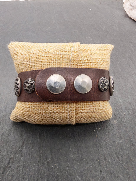 Rückseite des Yggdrasil Lederarmband verstellbar - braun