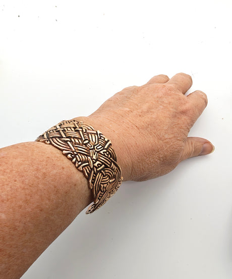 Tragebild des Breiten keltischen Bronze-Armreif mit Flechtmuster