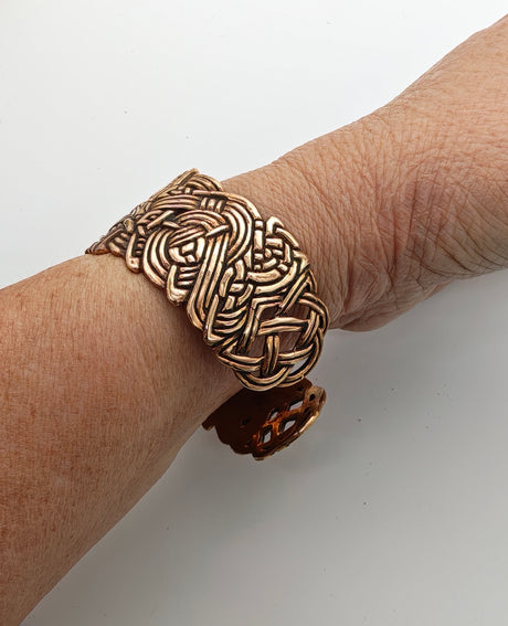 Tragebild des Breiten keltischen Bronze-Armreif mit Flechtmuster