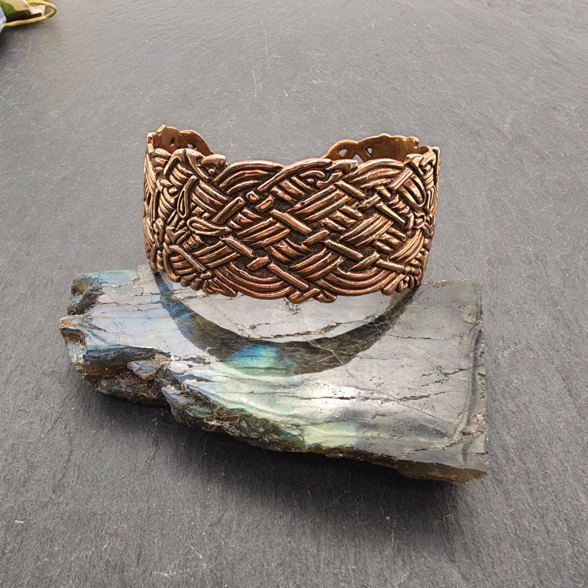 Breiter keltischer Bronze-Armreif mit Flechtmuster