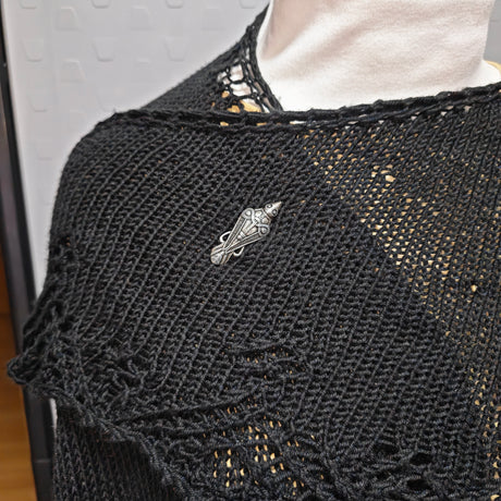 Tragebild an einem gestrickten, schwarzen Tuch der Vogelfibel aus Uppåkra – Vendelzeitliche Brosche aus 925 Silber