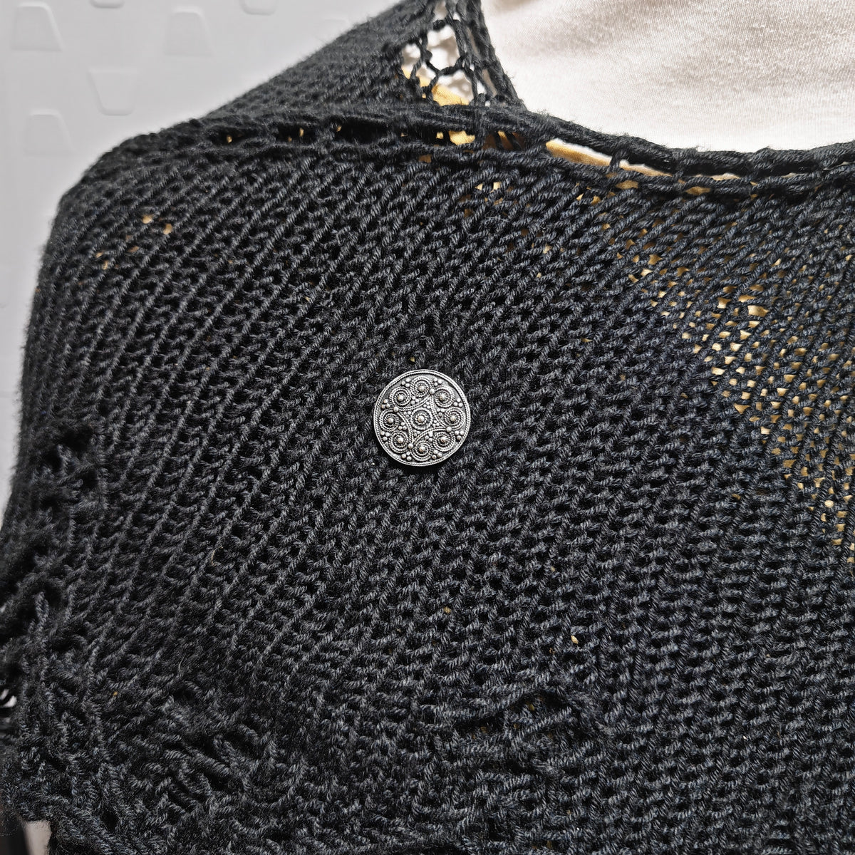 Tragebild der Kleine Wikinger Brosche mit Granulationsdekor – Bronze versilbert