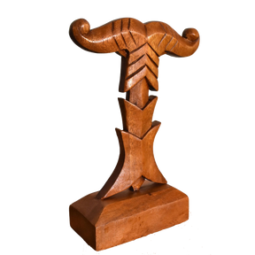 Irminsul auf Sockel, handgeschnitzt aus Holz