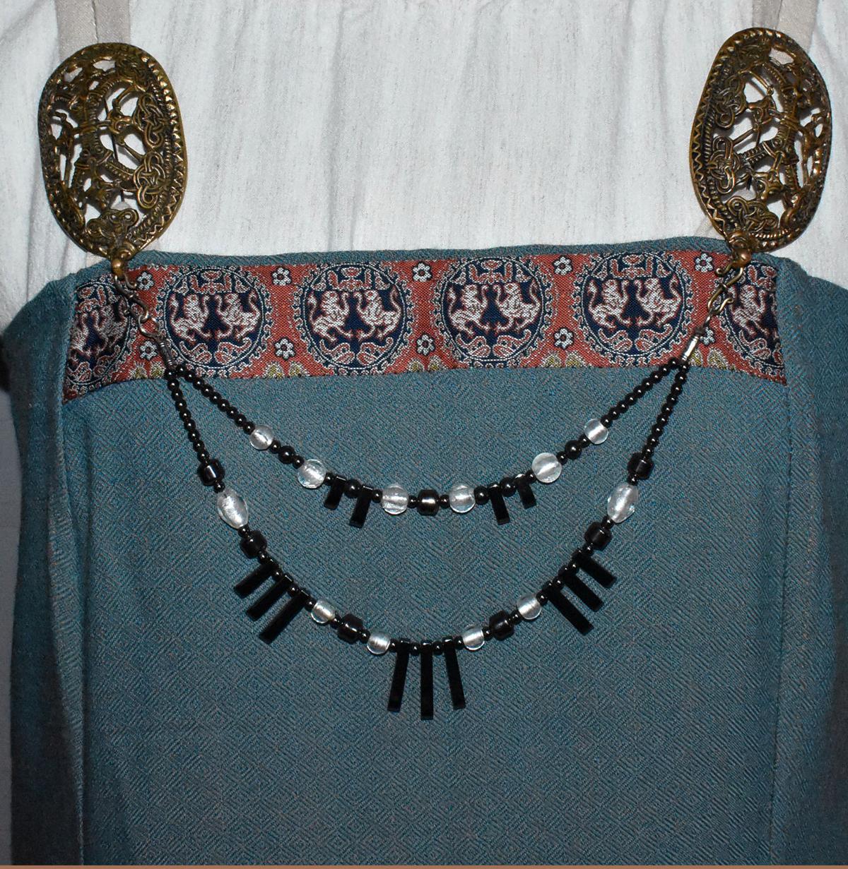 Tragebild des Edles Fibelketten-Set aus Hämatit im Wikinger-Stil