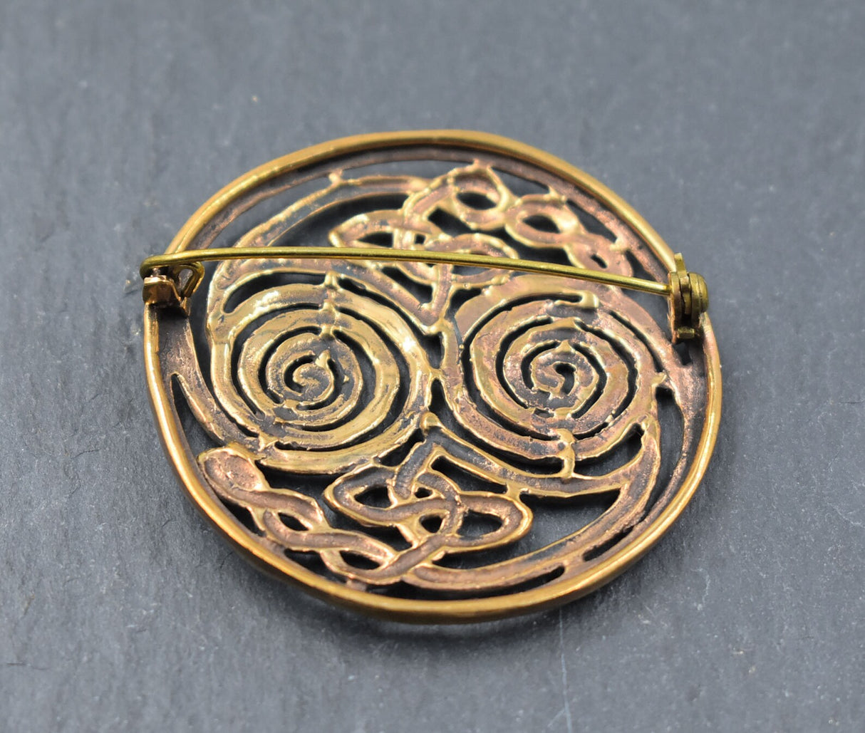 Rückseite der Keltische Spiral-Brosche aus Bronze – Filigrane Gewandschließe