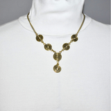 Die Keltische Bronzekette Alin ist ein handgefertigtes Schmuckstück aus hochwertigem Bronzedraht. Das Design besticht durch elegante, runde Spiralen, die mit filigranen Kettengliedern verbunden sind. Der edle bronzene Farbton verleiht der Kette eine zeitlose, mystische Ausstrahlung. Mit einer Länge von etwa 53 cm und einem praktischen Hakenverschluss eignet sich die Kette perfekt für den Alltag oder als besonderes Accessoire zu eleganten Outfits wie Blusen oder Rollkragenpullovern. Ideal für alle, die kelti