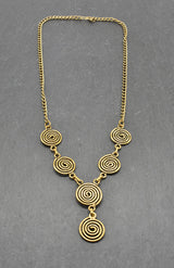 Die Keltische Bronzekette Alin ist ein handgefertigtes Schmuckstück aus hochwertigem Bronzedraht. Das Design besticht durch elegante, runde Spiralen, die mit filigranen Kettengliedern verbunden sind. Der edle bronzene Farbton verleiht der Kette eine zeitlose, mystische Ausstrahlung. Mit einer Länge von etwa 53 cm und einem praktischen Hakenverschluss eignet sich die Kette perfekt für den Alltag oder als besonderes Accessoire zu eleganten Outfits wie Blusen oder Rollkragenpullovern. Ideal für alle, die kelti