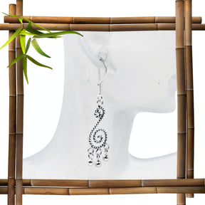 Silberne keltische Ohrhänger an einer Büste mit Rahmen