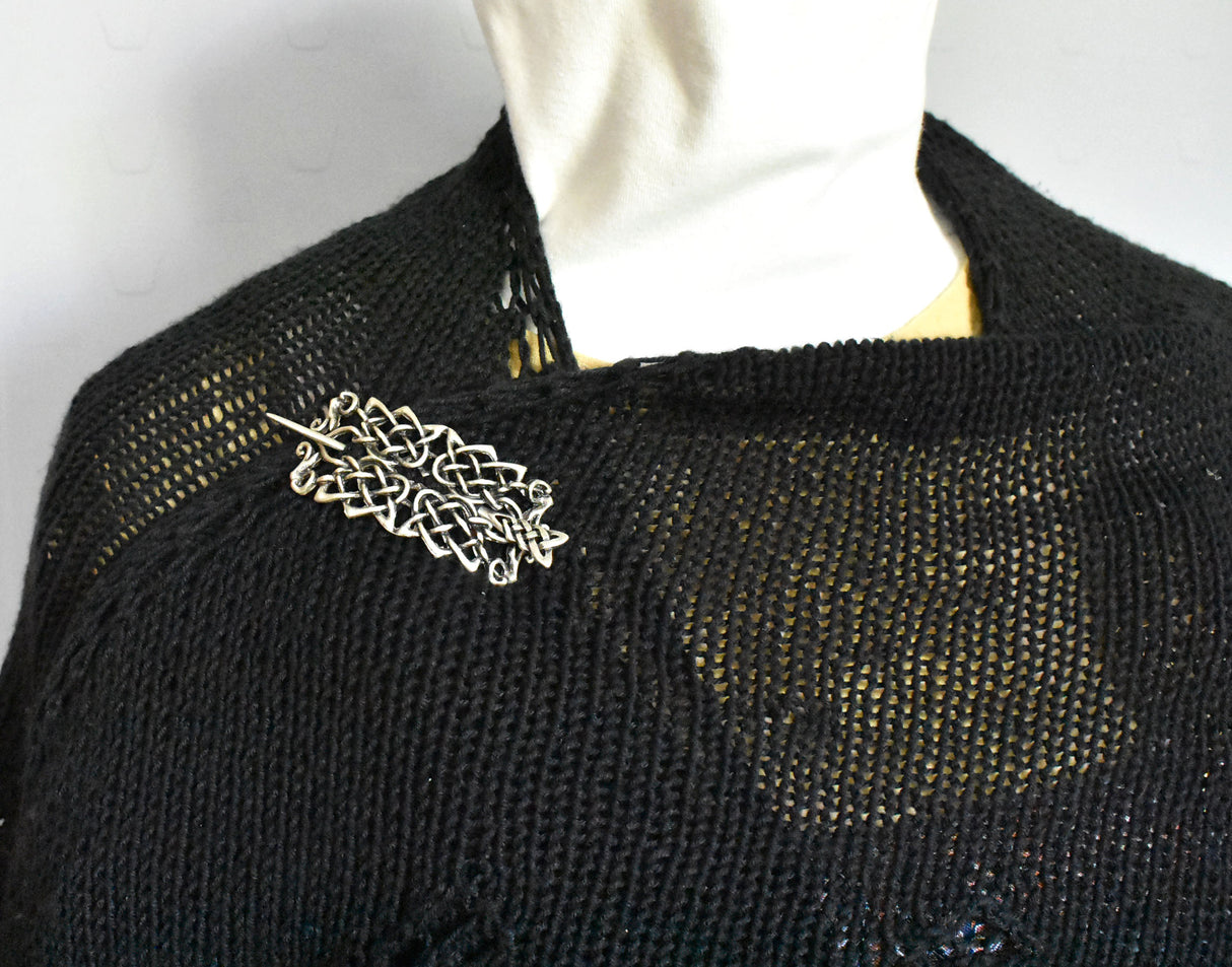 Tragebild an einem gestrickten Tuch des Gewandspange oder Haarspange im Mittelalter-Stil – Silberfarbener Verschluss mit keltischem Knotenmuster