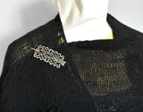 Tragebild an einem gestrickten Tuch des Gewandspange oder Haarspange im Mittelalter-Stil – Silberfarbener Verschluss mit keltischem Knotenmuster