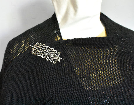Tragebild an einem gestrickten Tuch des Gewandspange oder Haarspange im Mittelalter-Stil – Silberfarbener Verschluss mit keltischem Knotenmuster