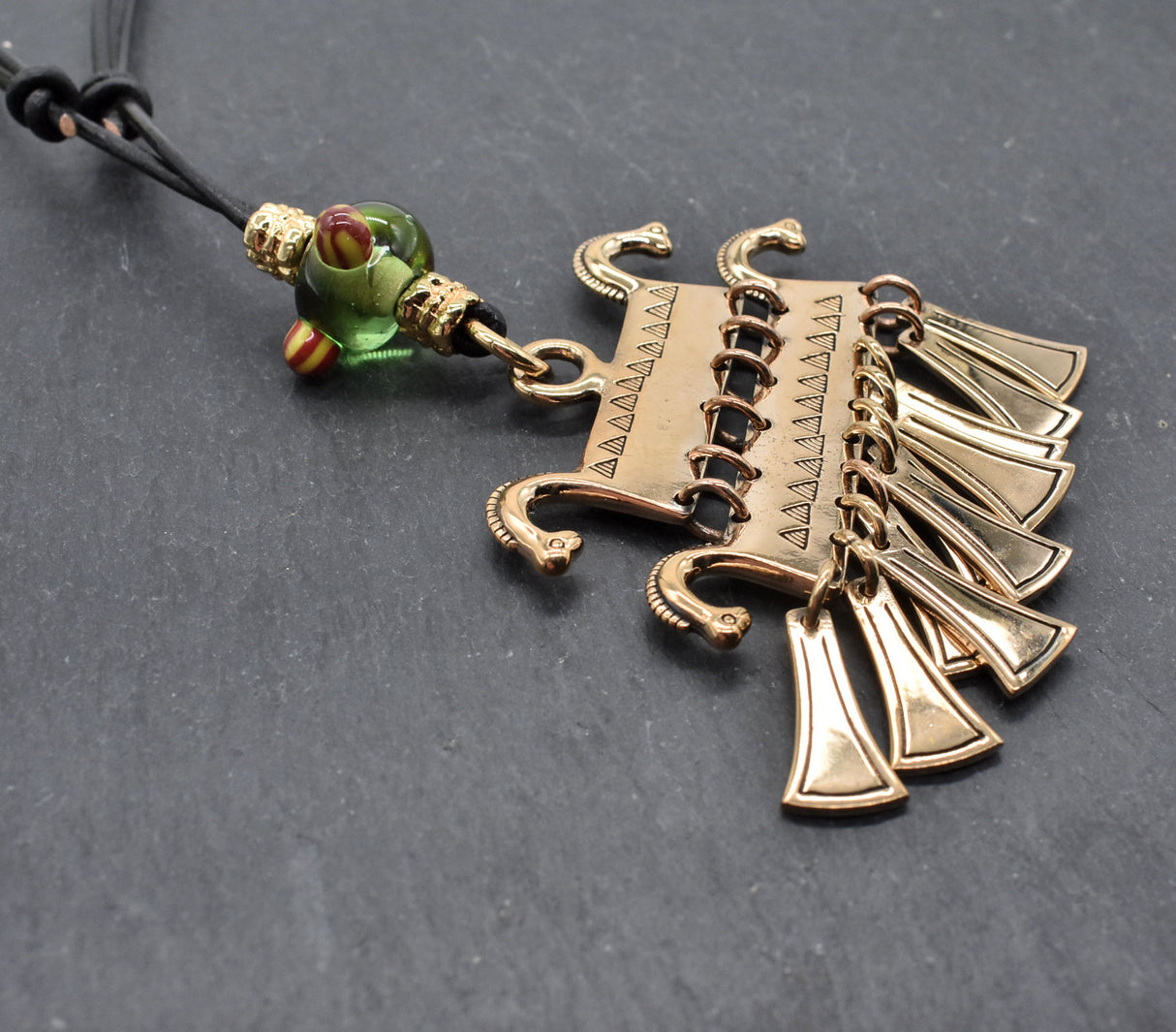 Keltische Halskette „Rhena“ – Magischer Klapperanhänger mit Pferdeköpfen