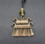 Keltische Halskette „Rhena“ – Magischer Klapperanhänger mit Pferdeköpfen