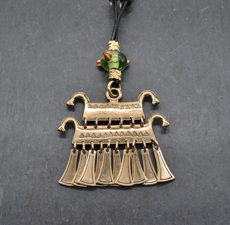 Keltische Halskette „Rhena“ – Magischer Klapperanhänger mit Pferdeköpfen