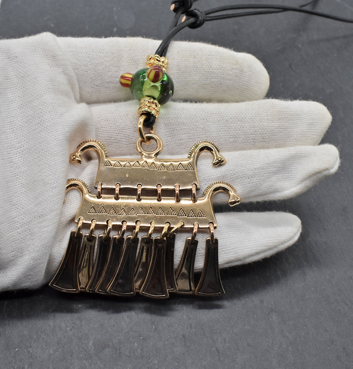 Keltische Halskette „Rhena“ – Magischer Klapperanhänger mit Pferdeköpfen auf der Hand