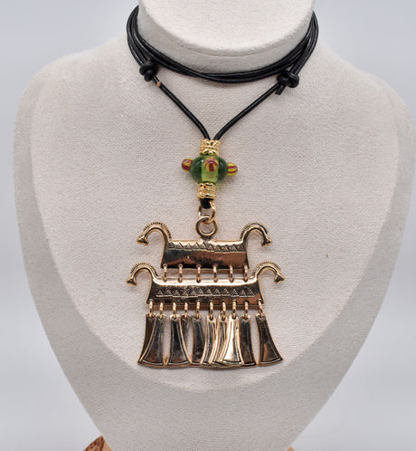 Keltische Halskette „Rhena“ – Magischer Klapperanhänger mit Pferdeköpfen