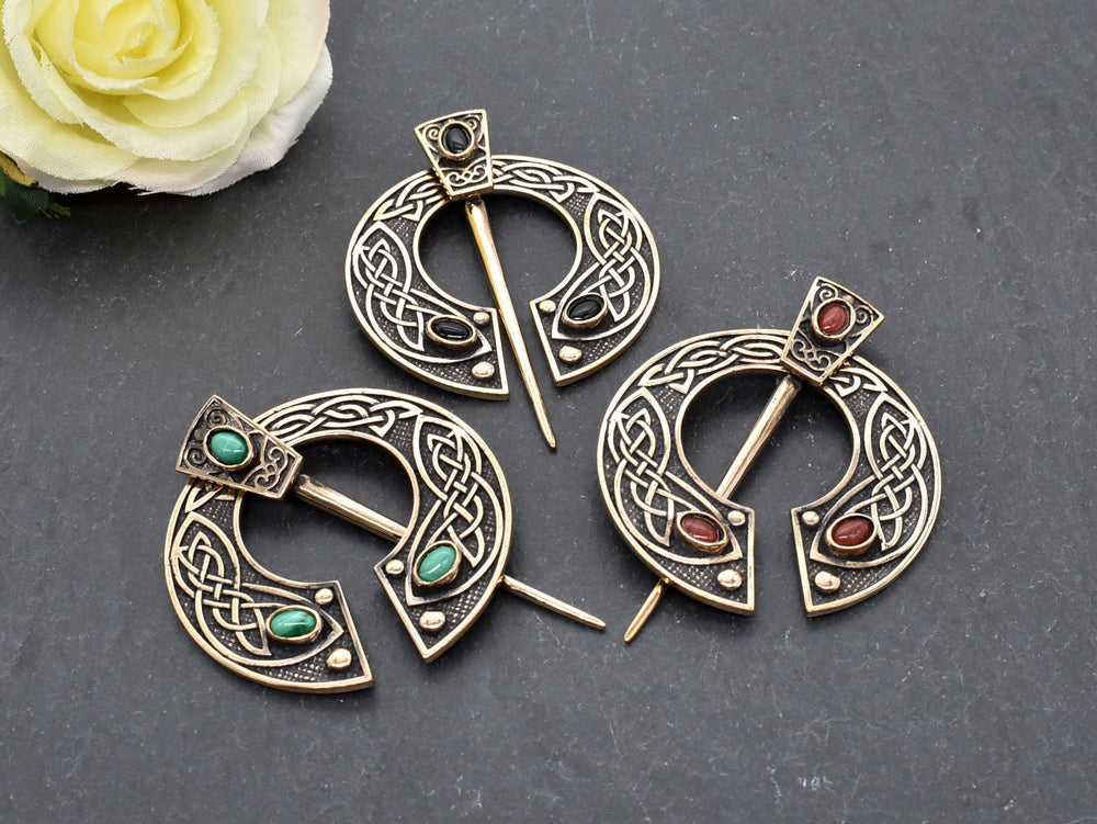 Keltische Omega-Fibel aus Bronze mit Edelsteinen