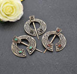 Keltische Omega-Fibel aus Bronze mit Edelsteinen