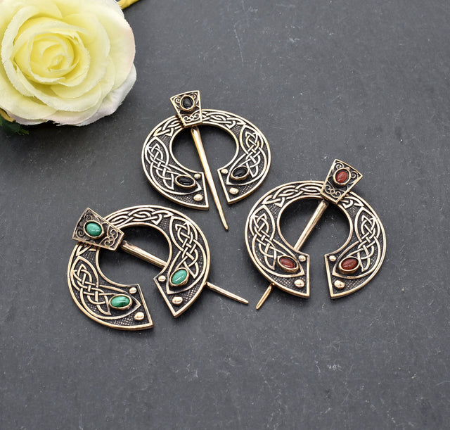 Keltische Omega-Fibel aus Bronze mit Edelsteinen